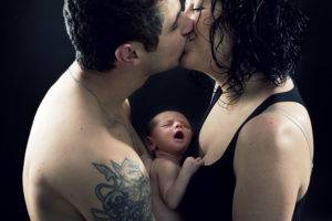 newborn estudio padres beso